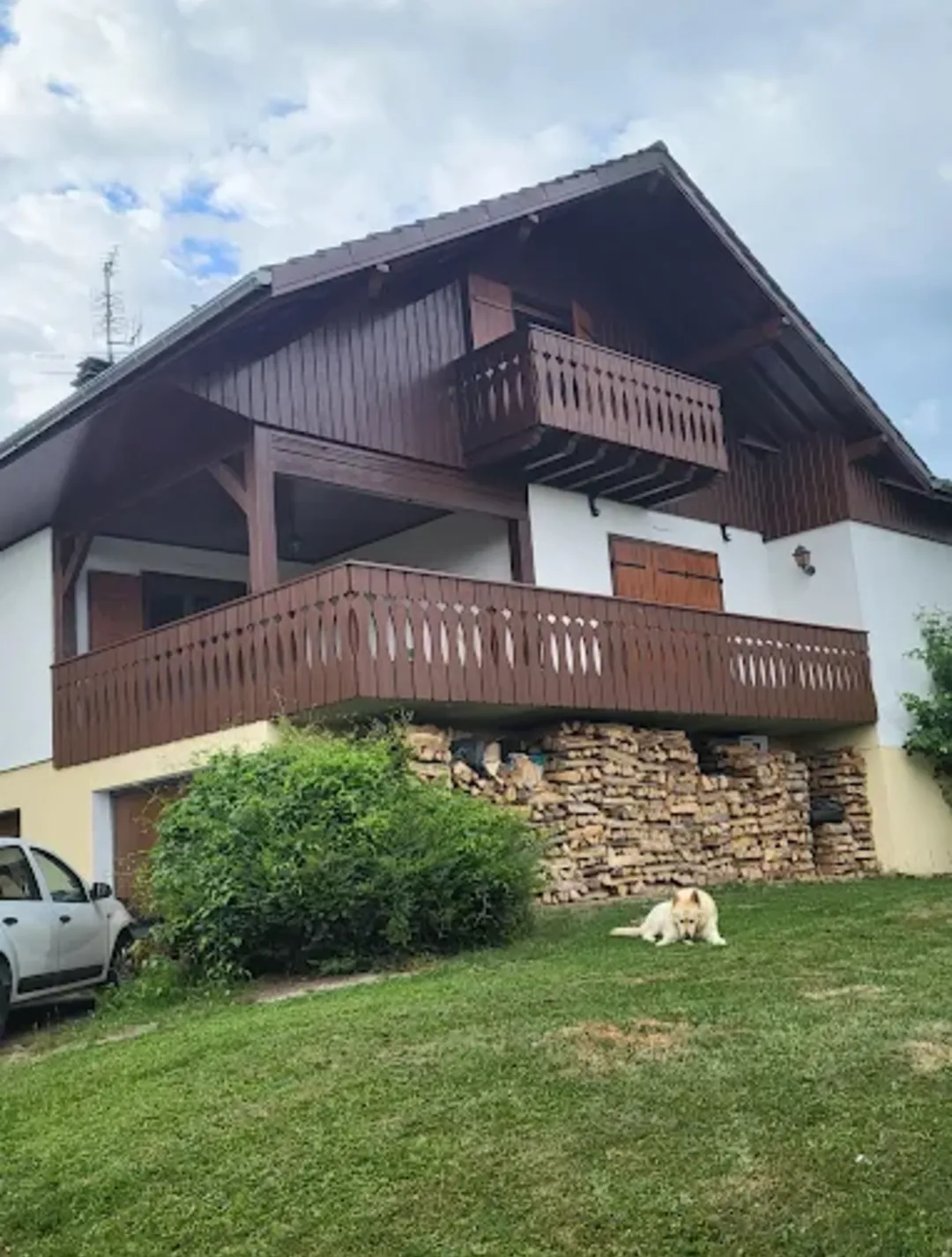 Application d’une protection sur le bois extérieur d’un chalet
