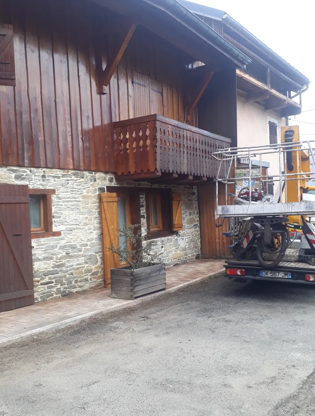 Bardage bois rénové sur un chalet en environnement de montagne
