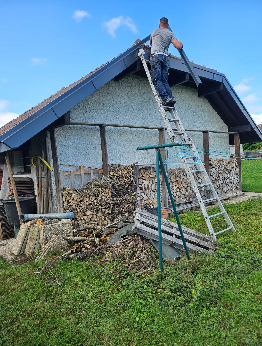 Préparation des bois de rive d’une grange avant restauration