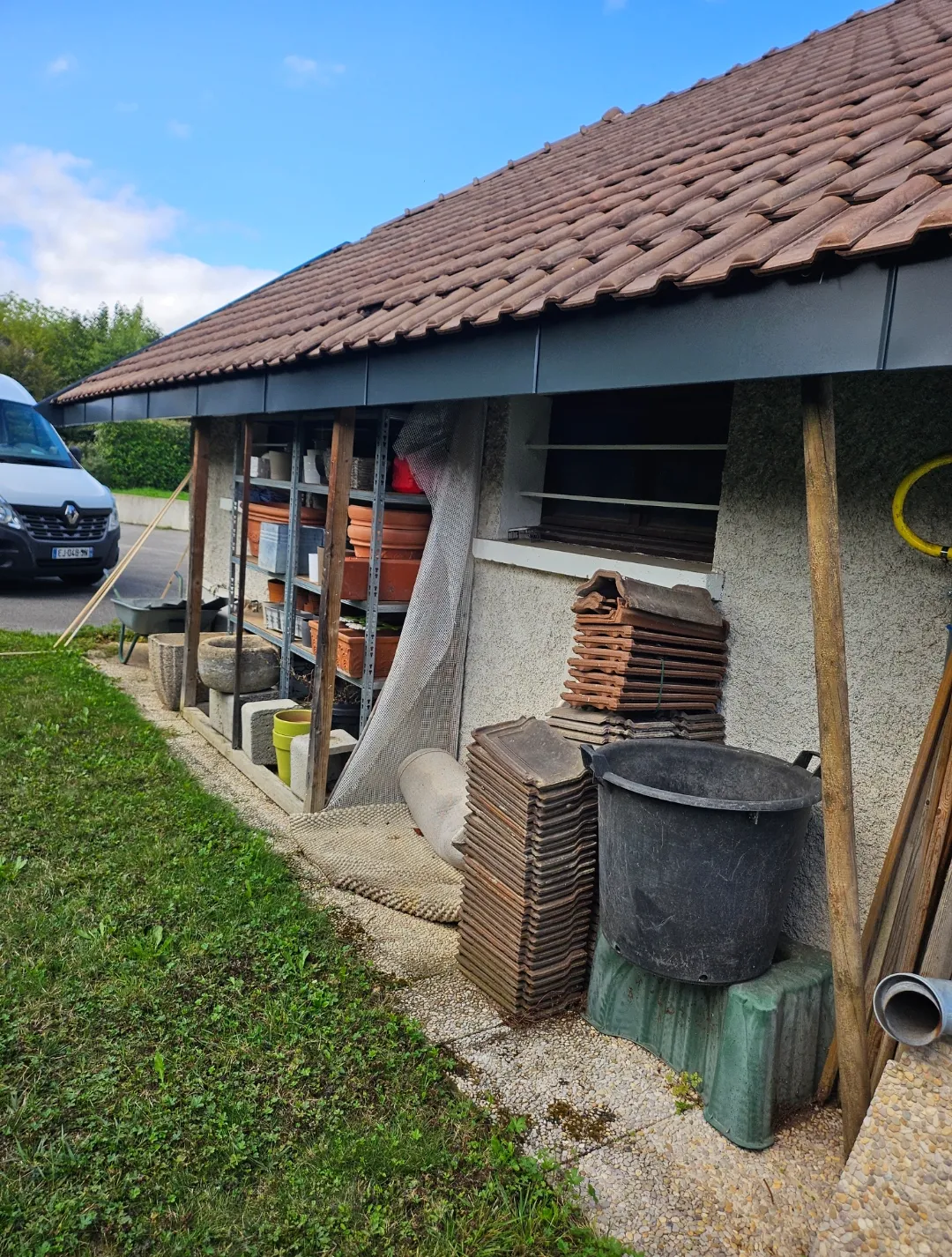 Vue latérale d’une grange après restauration des bois de rive