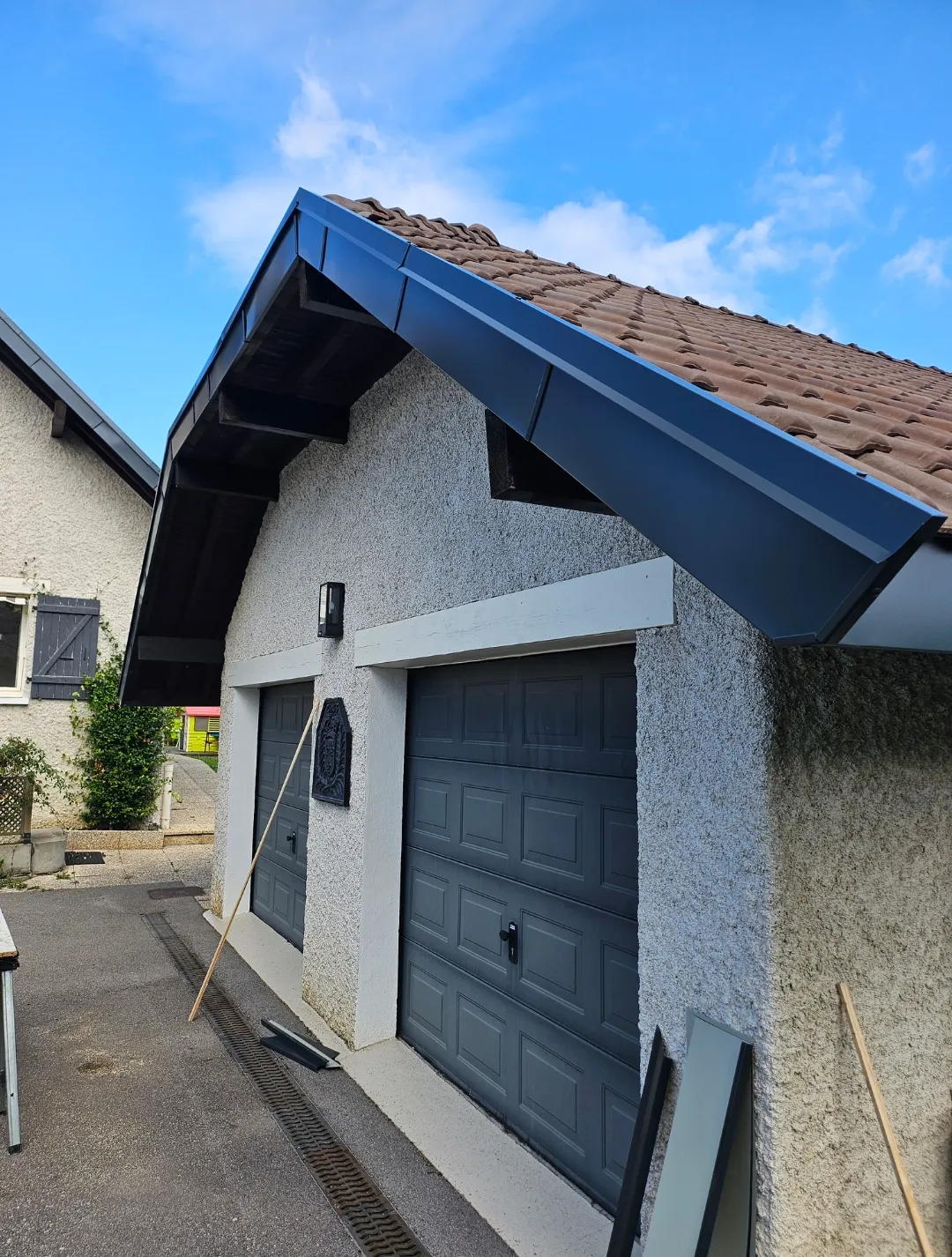 Vue de face d’une grange après rénovation de ses rives de toiture