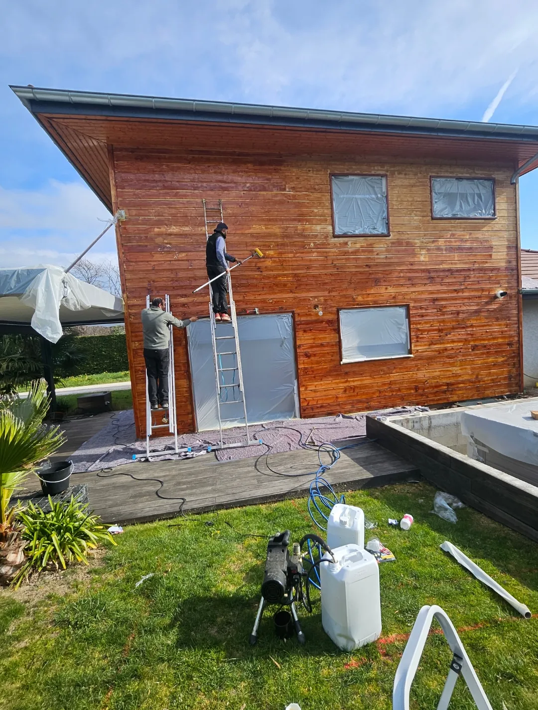Travaux de ponçage et traitement du bois d’un chalet à Cruseilles