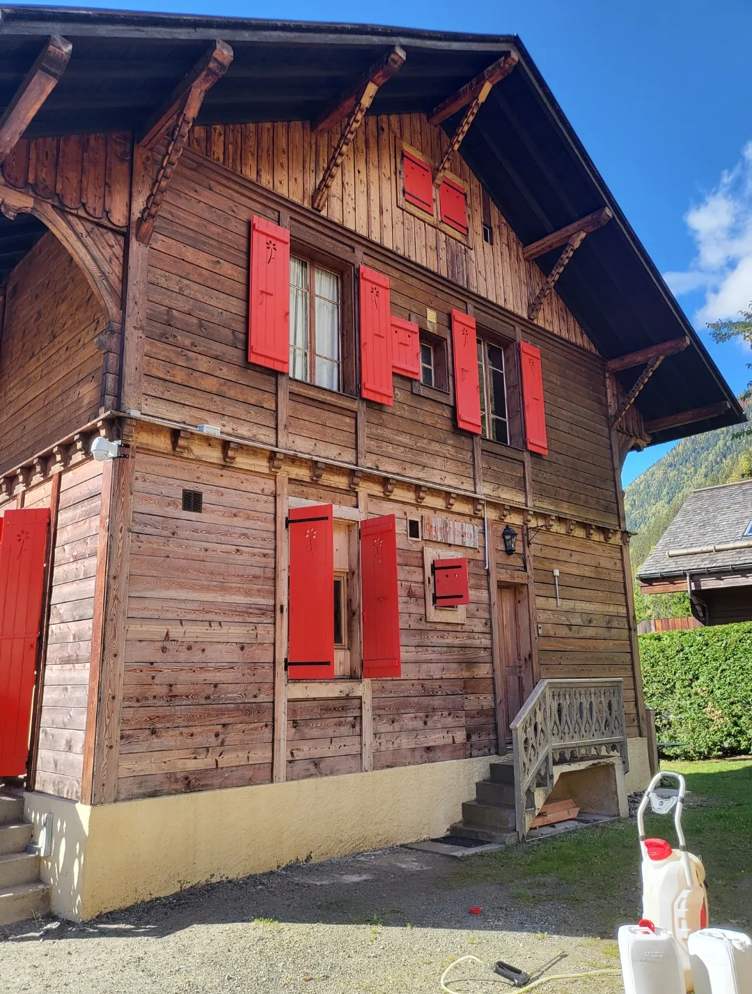 Préparation du bardage bois d’un chalet à Chamonix avant rénovation
