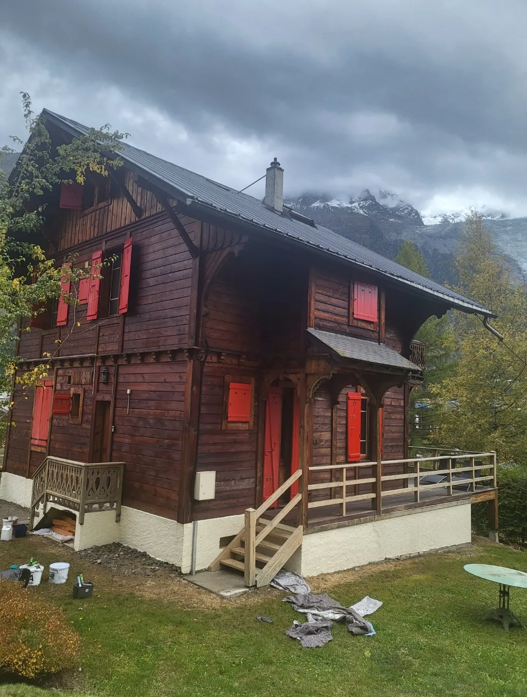 Application d’une protection à l’huile sur le bardage d’un chalet à Chamonix