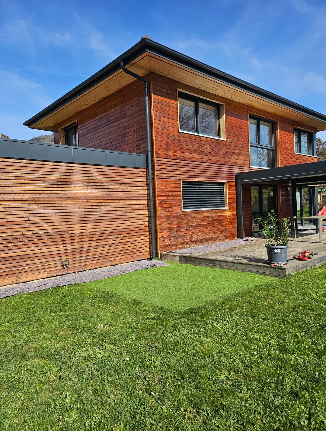 Vue latérale d’une maison bois à Annecy après traitement et protection à l’huile